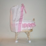 Comprar Cuna muñeca vestida de mimbre con dosel en CesteriaGretel.Com