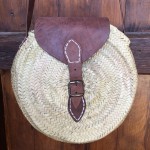 Bolso bandolera redondo solapa cuero