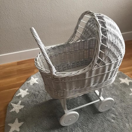 Cunita lacada sin vestir