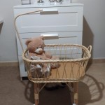 Cuna mimbre muñeco reborn con dosel