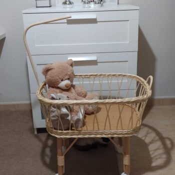 Cuna mimbre muñeco reborn con dosel