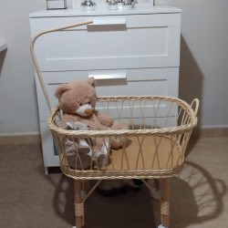 Cuna mimbre muñeco reborn con dosel