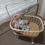 Cuna mimbre muñeco reborn con dosel