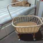 Cuna mimbre muñeco reborn con dosel