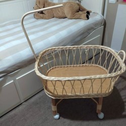 Cuna mimbre muñeco reborn con dosel