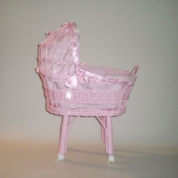 Comprar Cunita con capota color rosa vestida en CesteriaGretel.Com