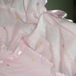 Comprar Cunita con capota color rosa vestida en CesteriaGretel.Com