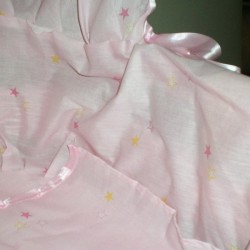 Comprar Cunita con capota color rosa vestida en CesteriaGretel.Com