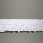 Comprar Bandeja de mimbre lacada en blanco con puntilla en CesteriaGretel.Com