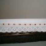 Comprar Bandeja de mimbre color nogal con puntilla en CesteriaGretel.Com